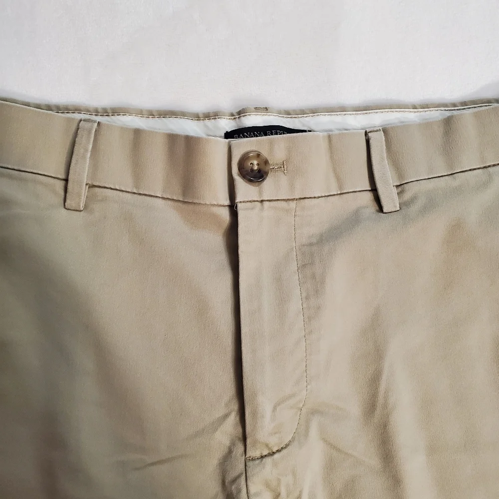 Banana Republic Mens‎ Shorts Size 33, Khaki Color.  SKU# A-68